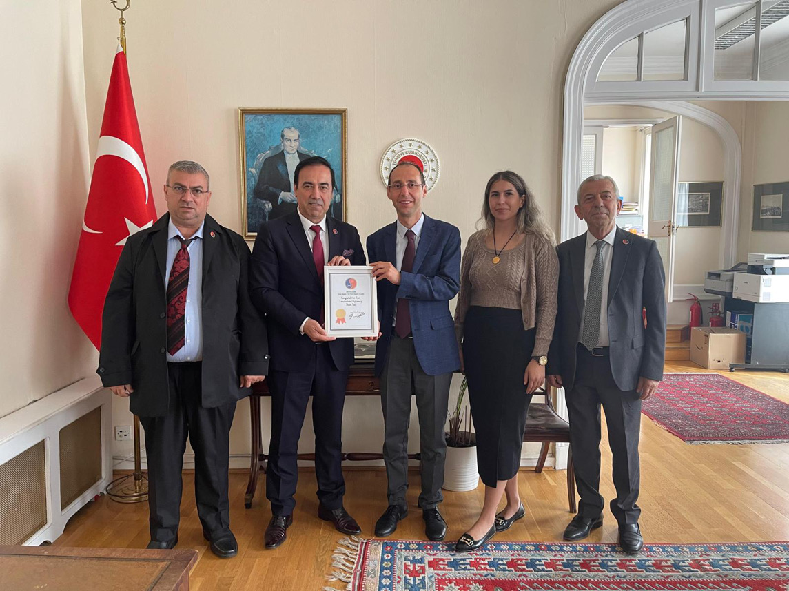 T.C. Londra Başkonsolosu Bekir Utku Atahan’ı ATİK Genel Başkanı Aziz Şahin, ATİK İngiltere İstişare  Başkanı Nuri Bulgurcu ve Heyeti  Ziyaret Ettiler.