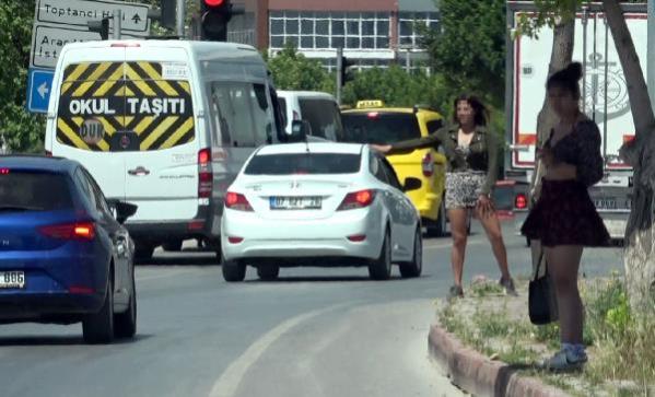 Sokağa çıkma yasağına rağmen caddede fuhuş pazarlığı