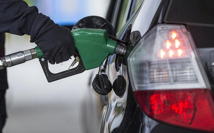 Petrol fiyatlarının son 4 ayın zirvesine çıkmasıyla akaryakıta yeni zam göründü