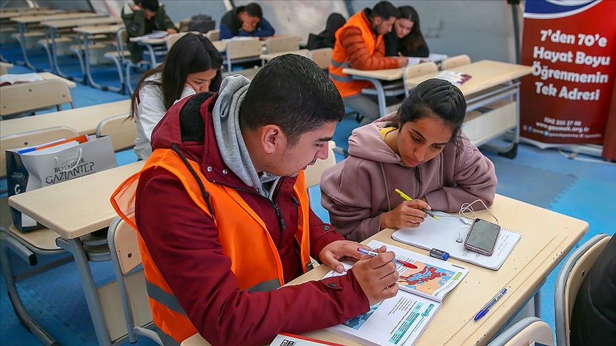 Depremzede öğrencilerin enkaz altında kalan hayalleri kurslarla yeşertiliyor