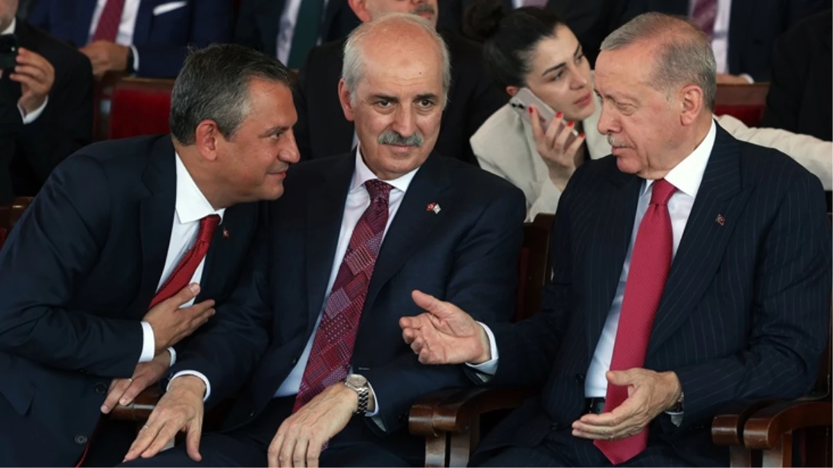 KKTC'deki törende dikkat çeken anlar! Erdoğan ile Özel arasında samimi sohbet