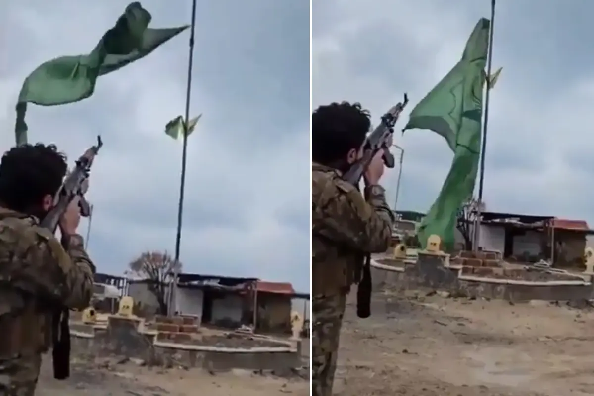 Komşuda tarihi an! Terör örgütünün sözde bayrağını silahla vurarak düşürdü